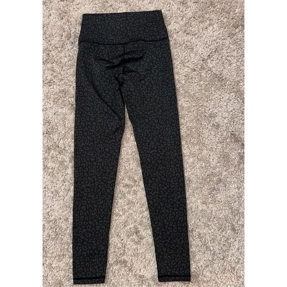 EXCELLENT CONDITION Aerie Real Me Move grey animal Print Leggings Size Medium - Picture 2 of 4